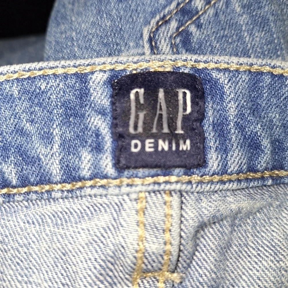 A pair of Gap Best Girlfriend jeans In a ladies 17 waist x 25 inseam. Paisley